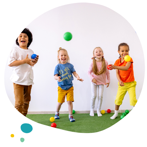 enfants qui jouent avec des balles colorées